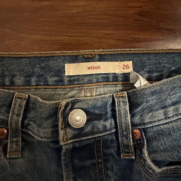 Levi's Wedgie Light Wash Denim Jeans Sz 26 - Picture 2 of 5